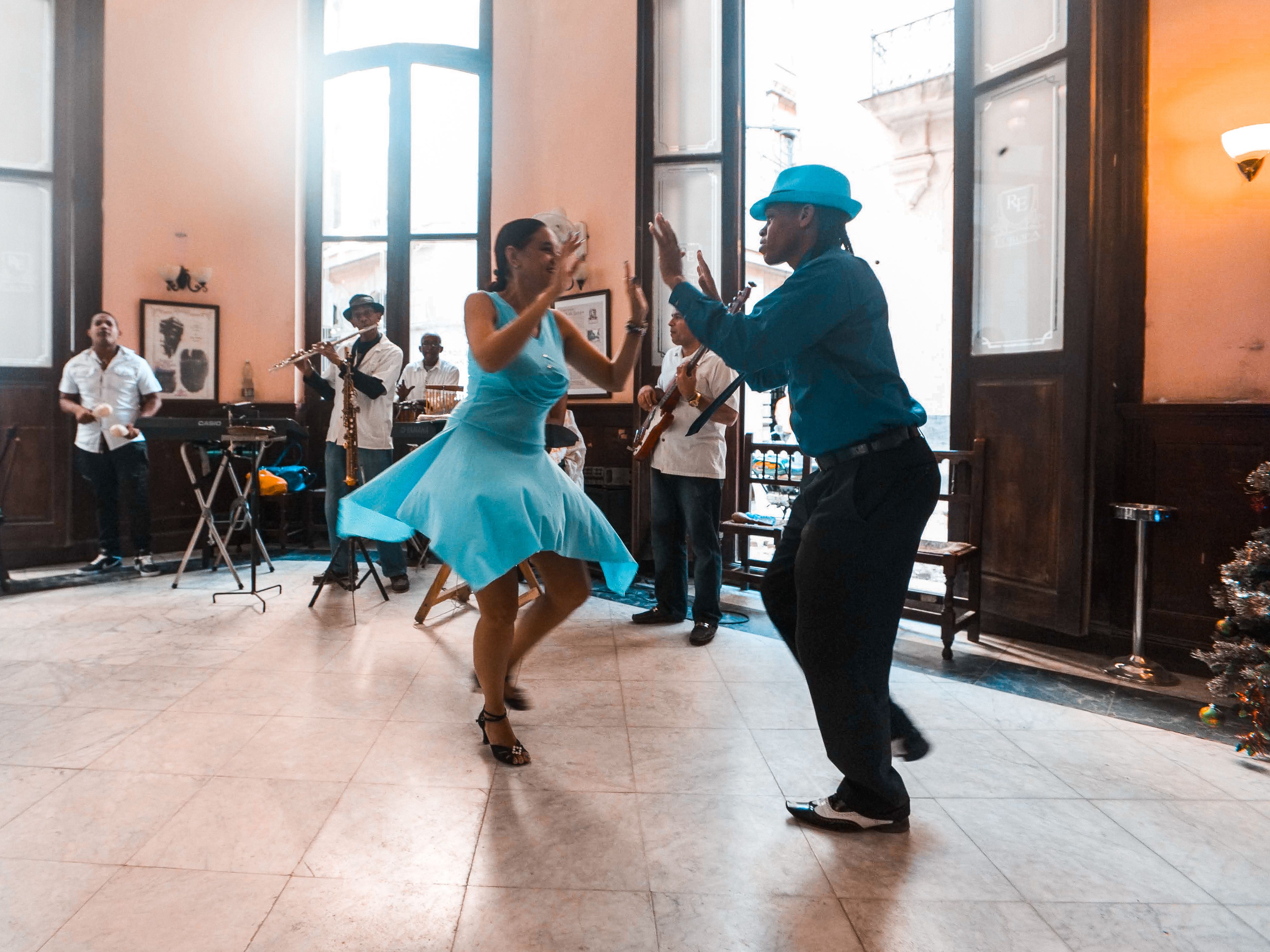 Un couple danse dans un café au son d’un orchestre