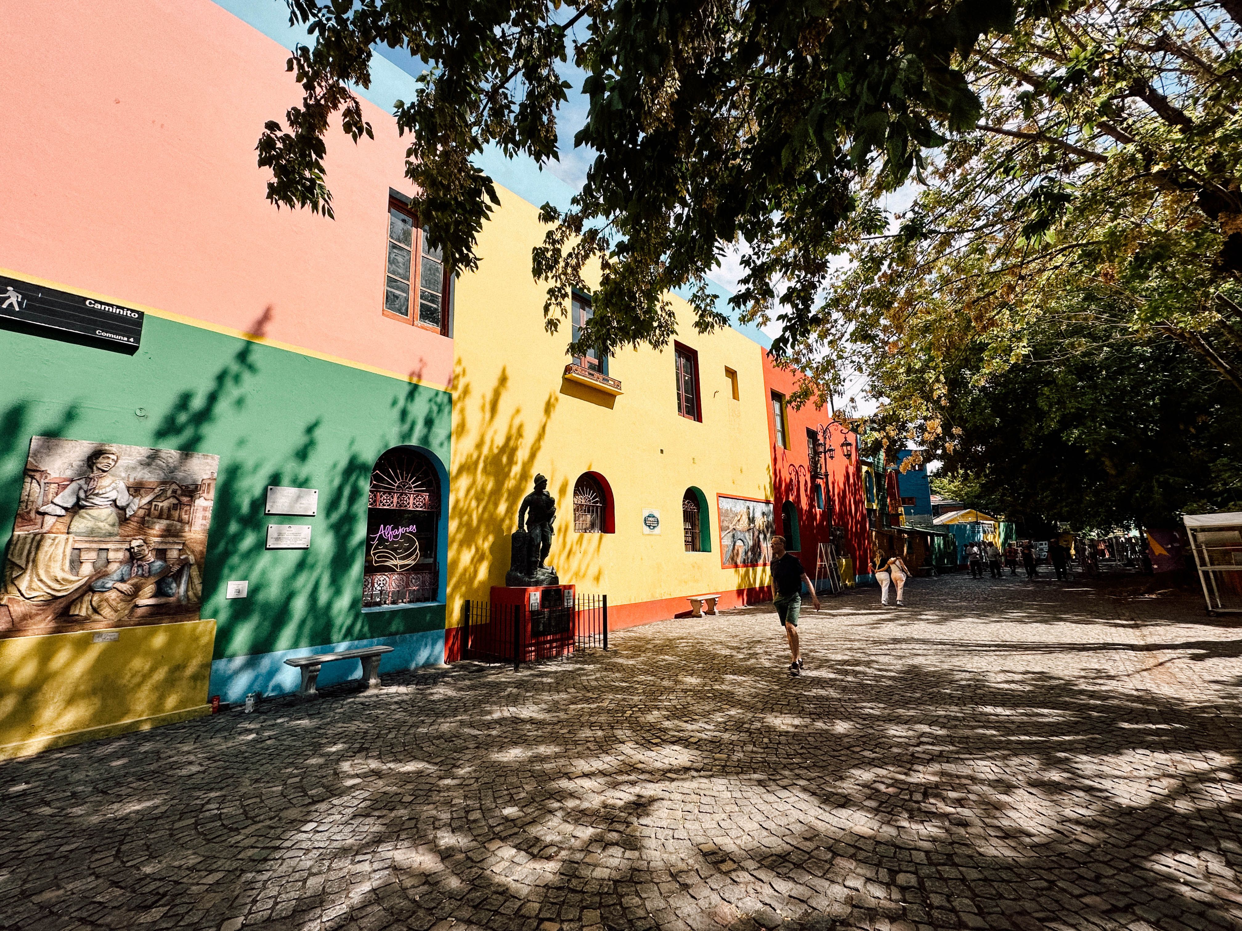 Les maisons colorées et les rues pavées de Caminito, à Buenos Aires