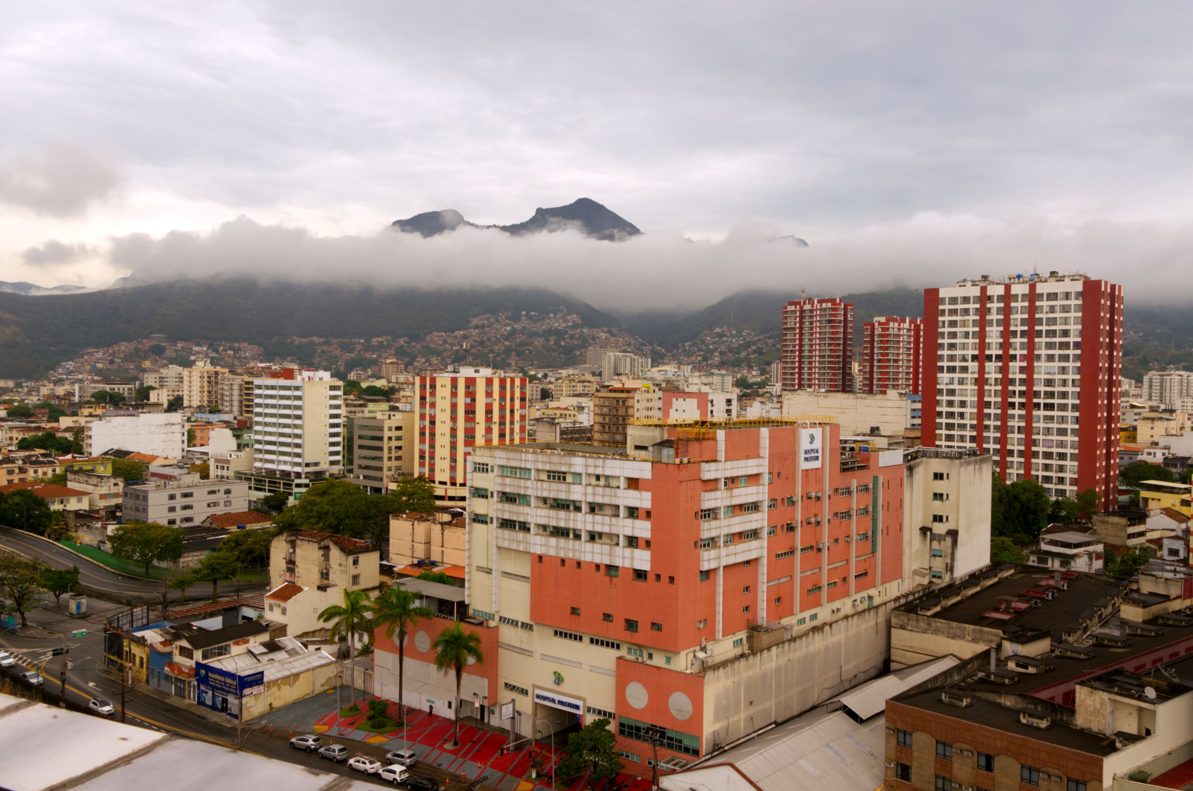 Vue aérienne de Caracas et des montagnes qui l’entourent