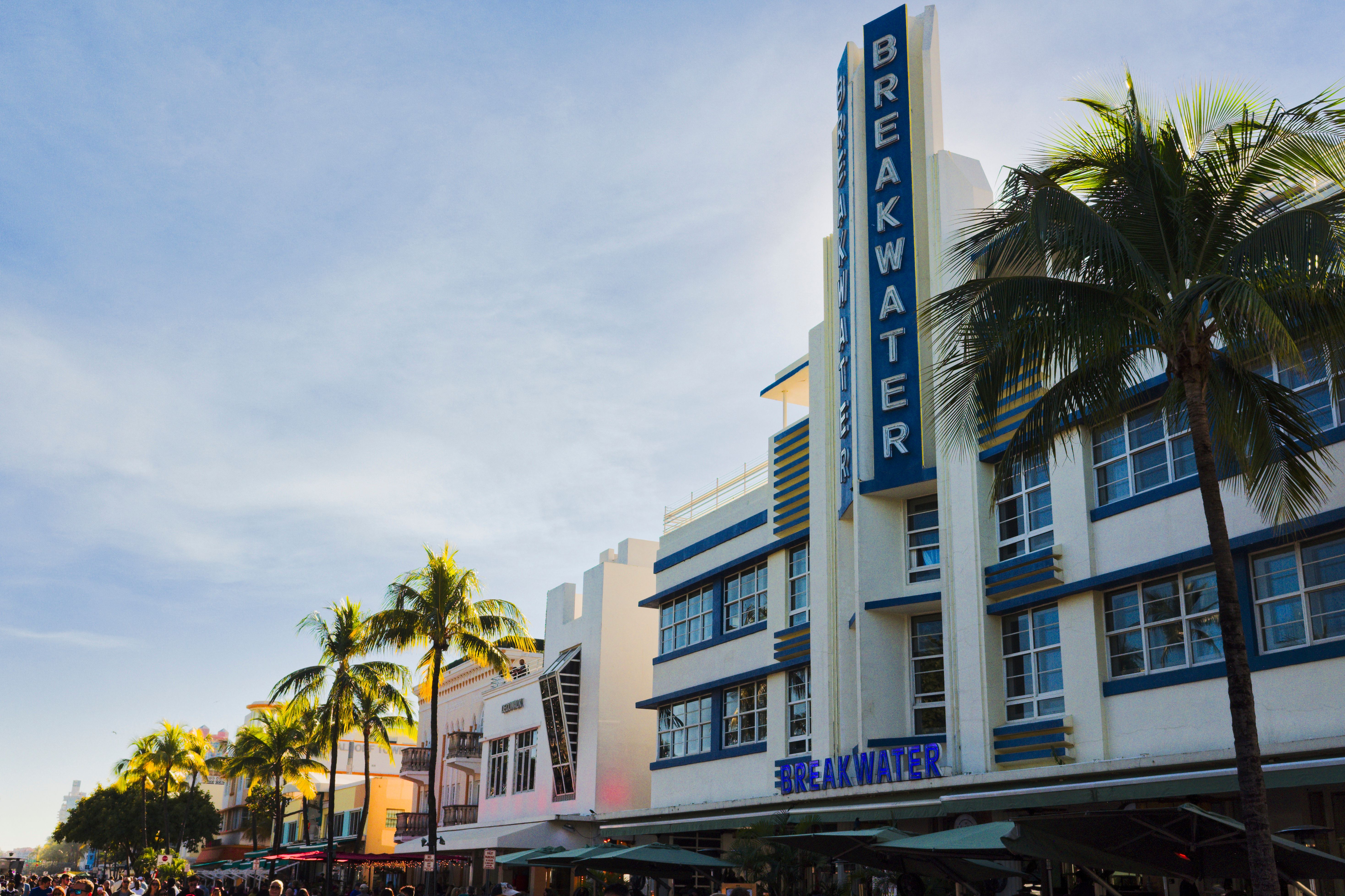 Un hôtel Art déco et des palmiers à Miami Beach