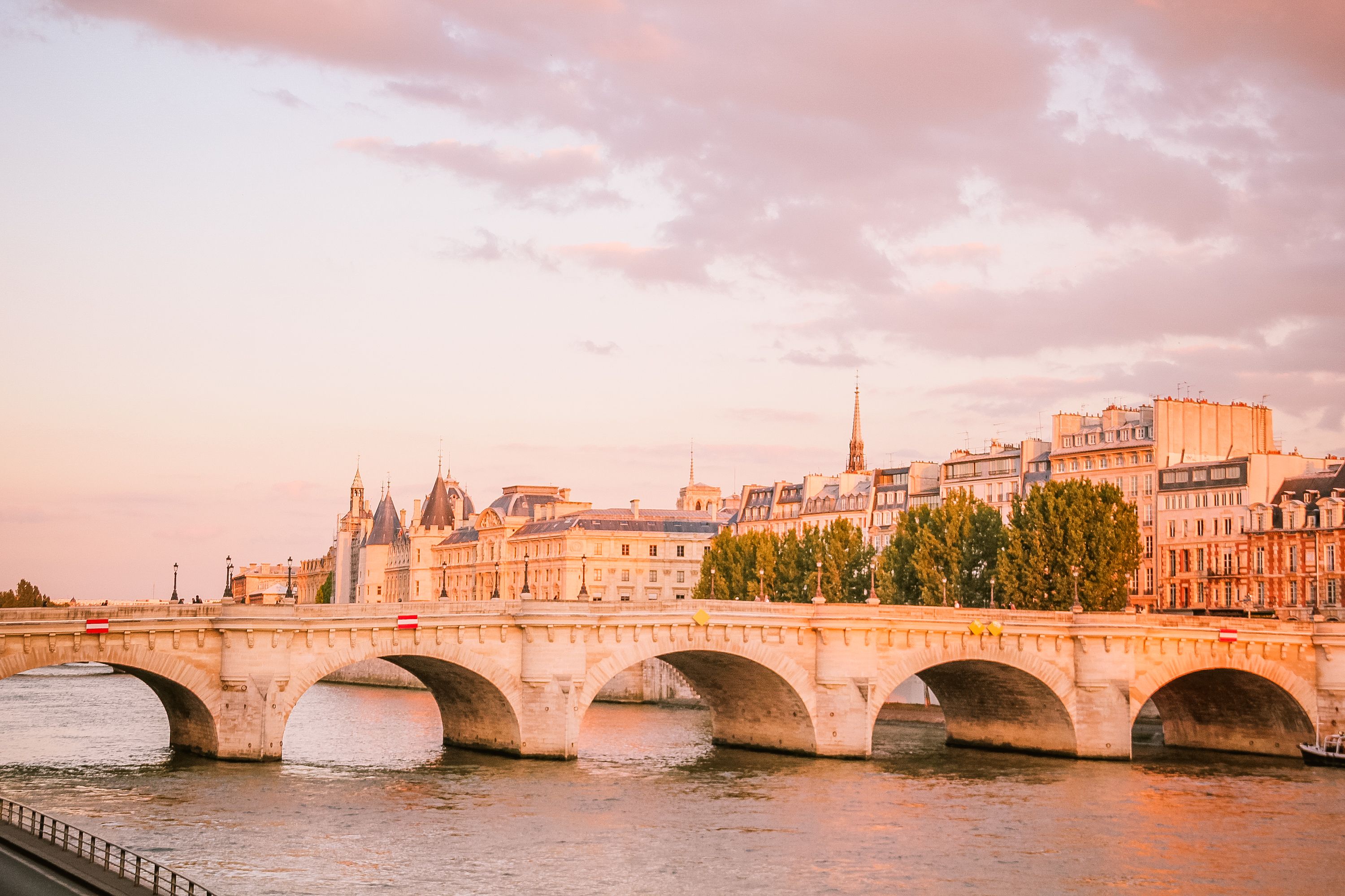 Le Pont-Neuf et la Seine au coucher du soleil à Paris