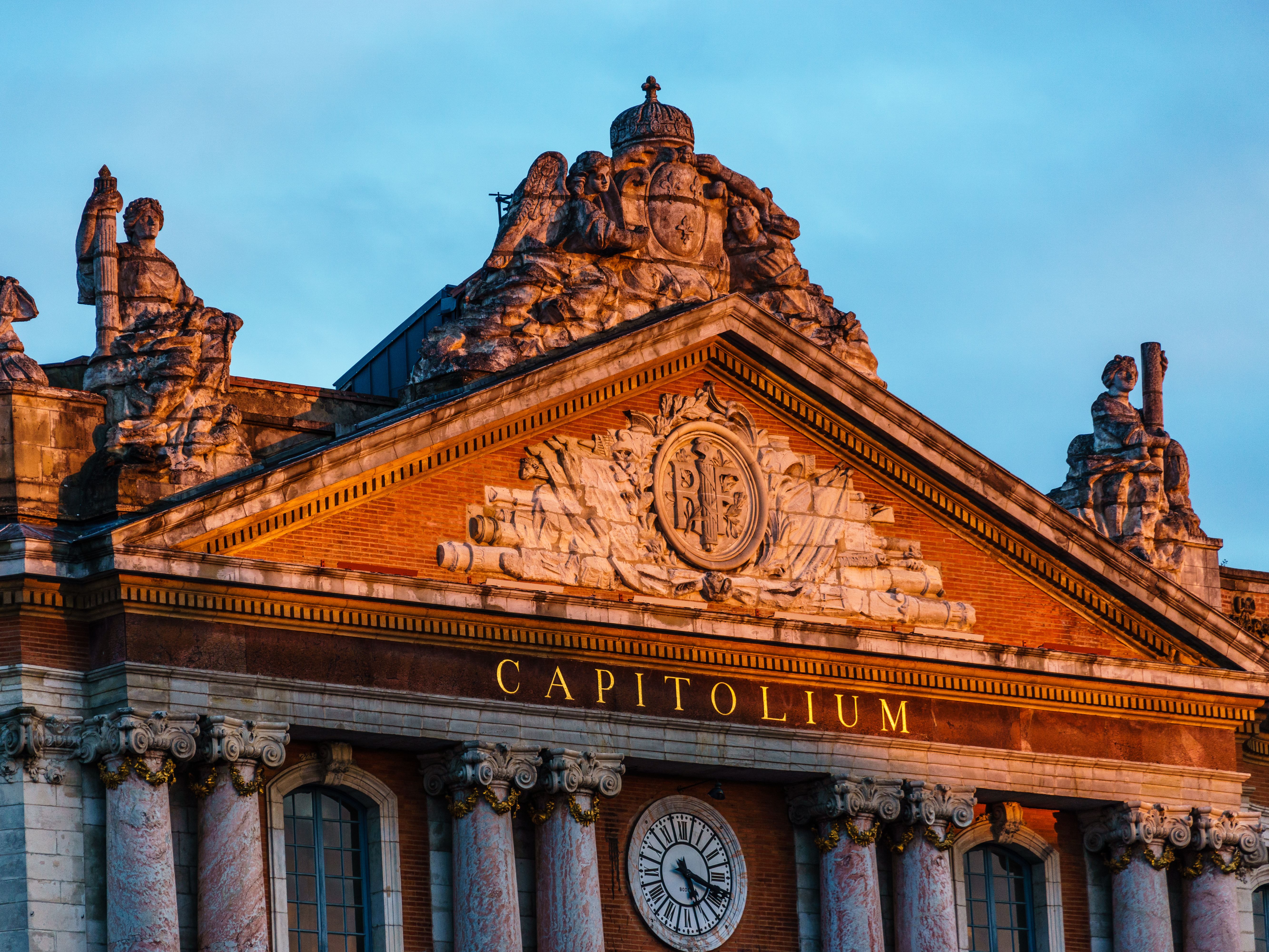 Le Capitole de Toulouse et sa place