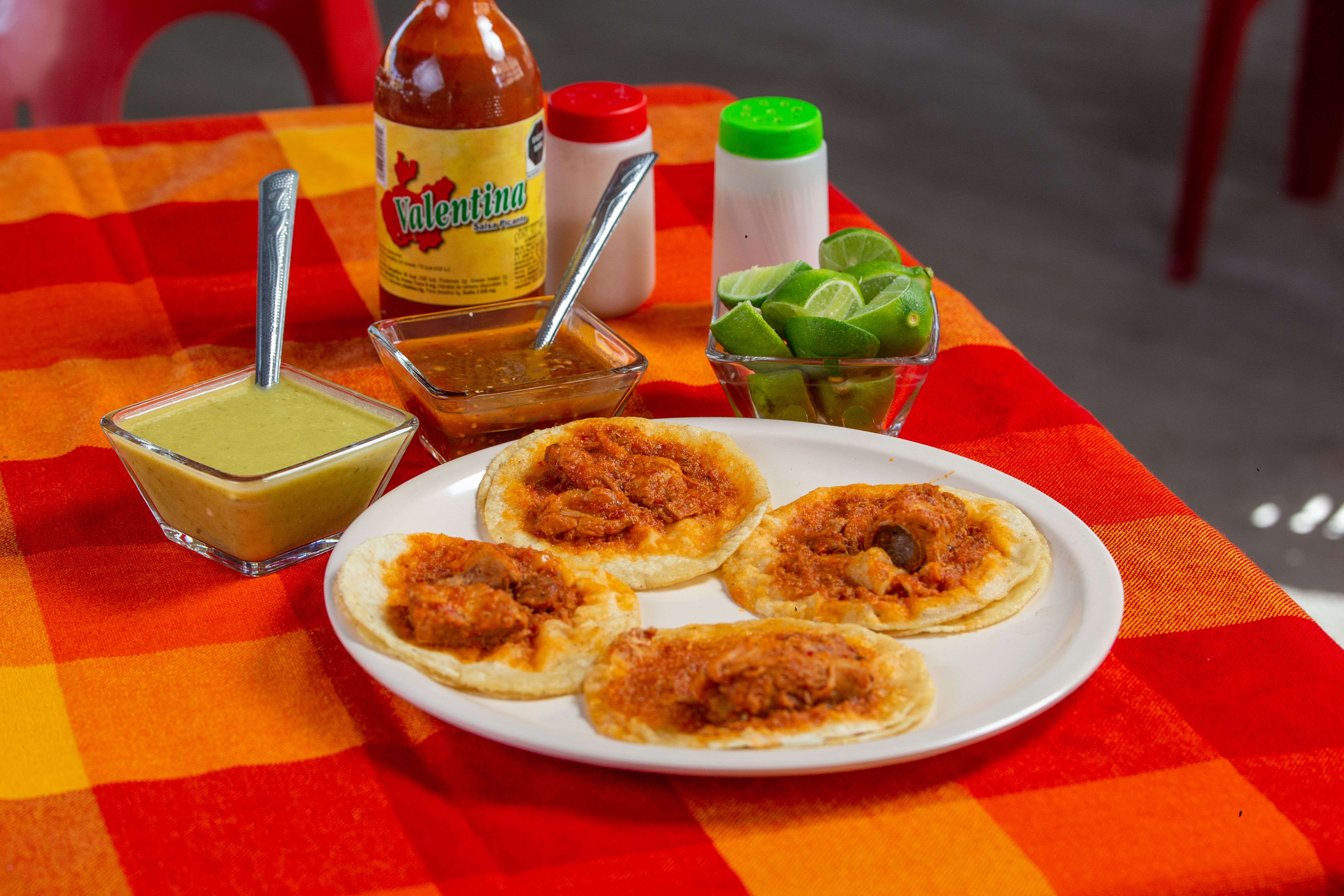 Tacos y salsas de colores sobre una mesa