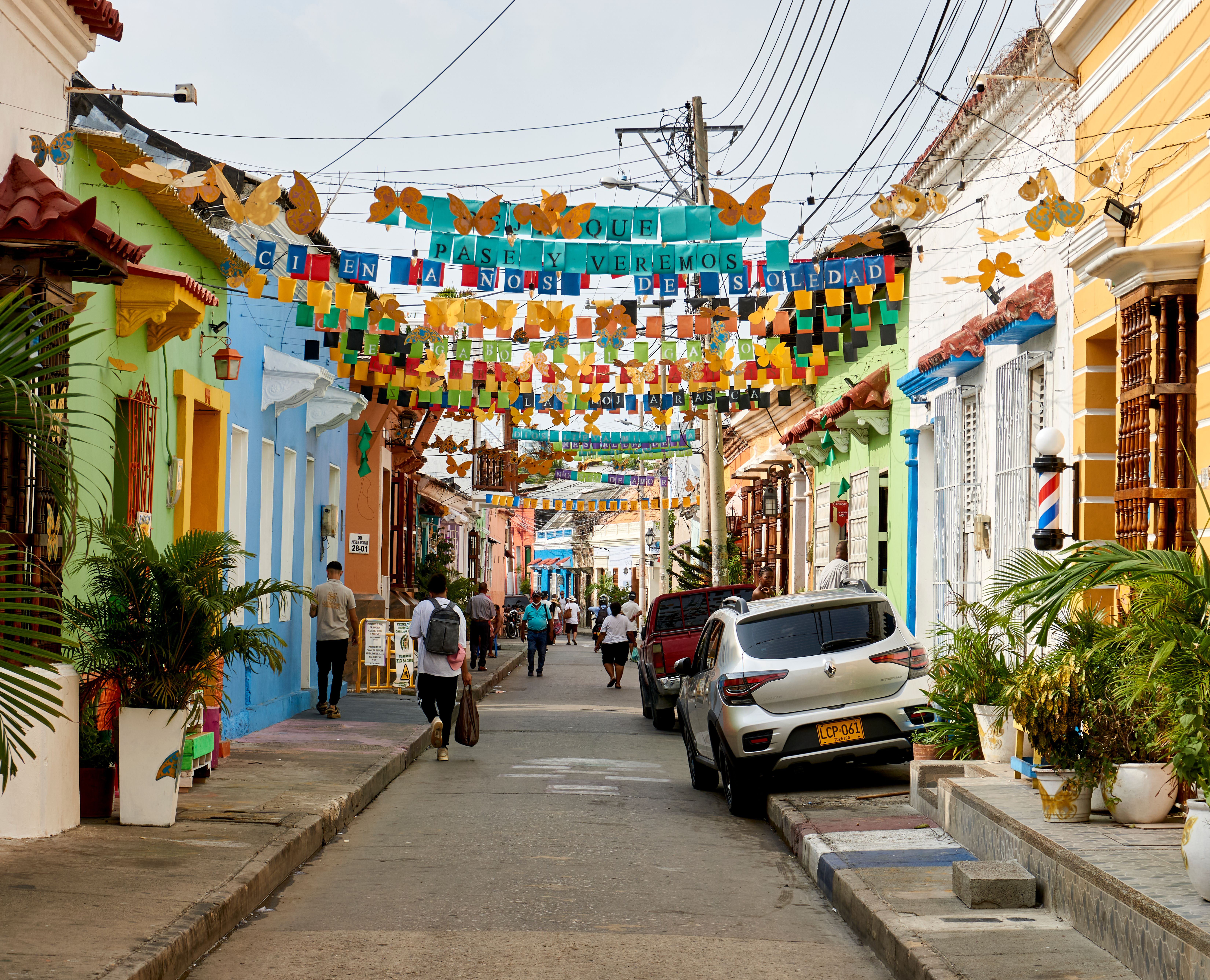Una calle colorida y animada en América Latina