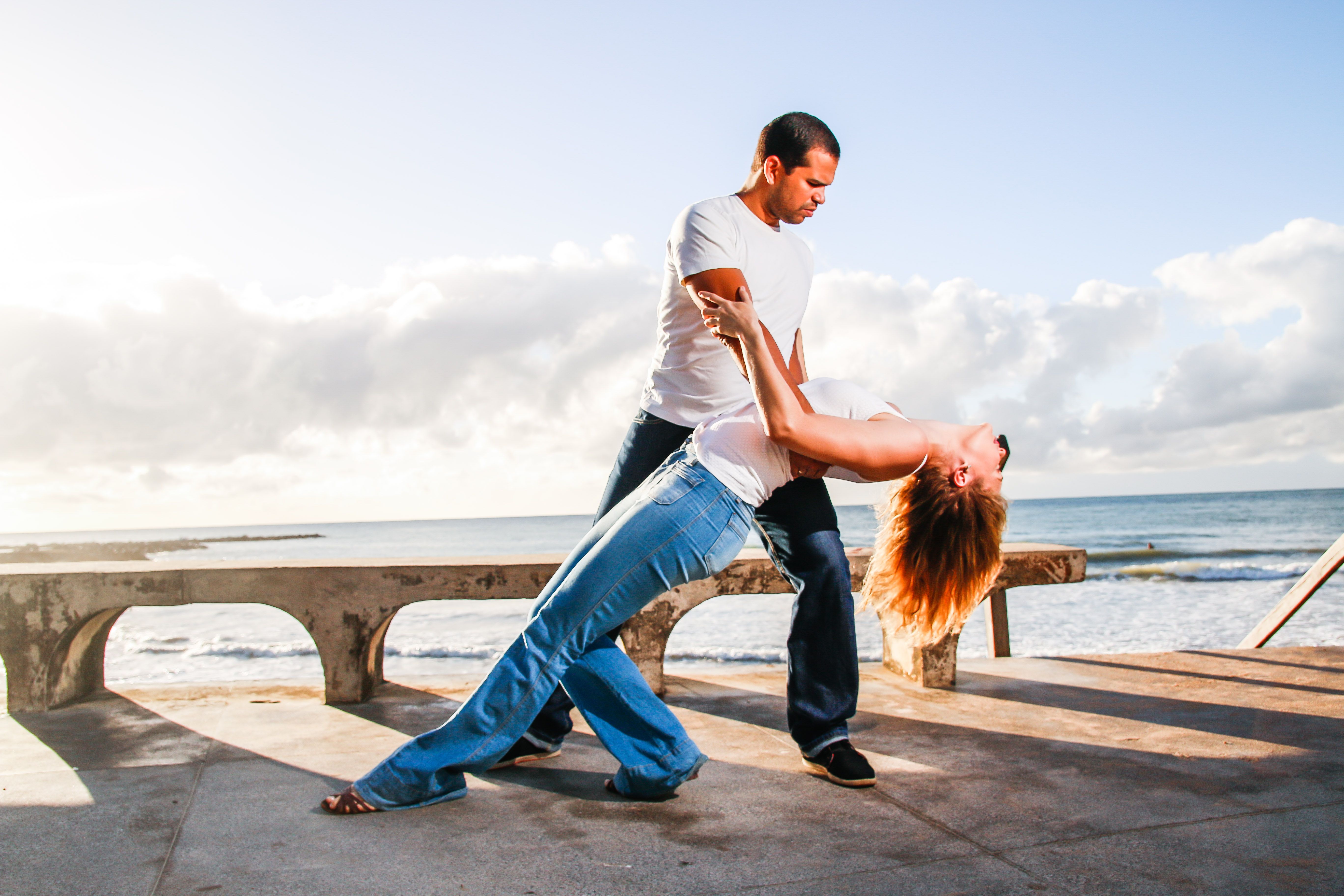 Un couple danse au bord de la mer à Olinda, au Brésil